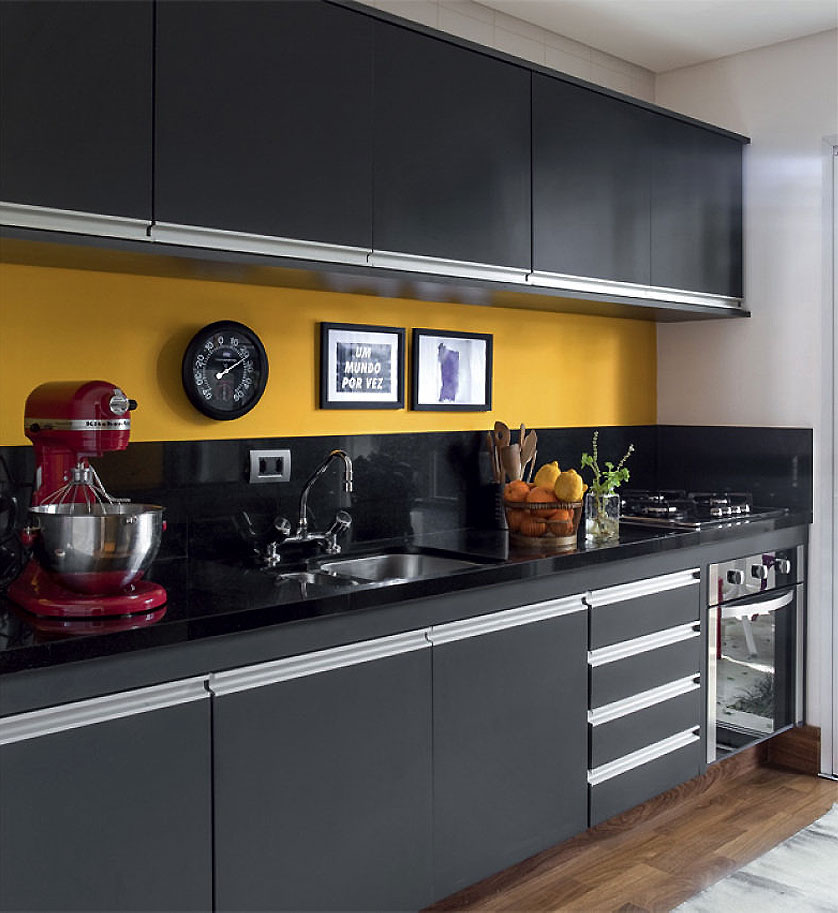 Cozinha com armários preto fosco e revestimentos claros
